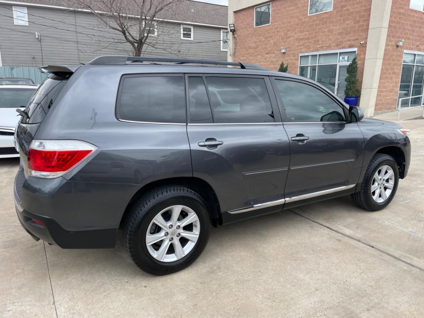 2013 Gray /Silver Toyota Highlander (5TDZK3EH0DS) with an V6 engine, Automatic transmission, located at 1501 West 15th St., Houston, 77008, (713) 869-2925, 29.797941, -95.411789 - Photo#2